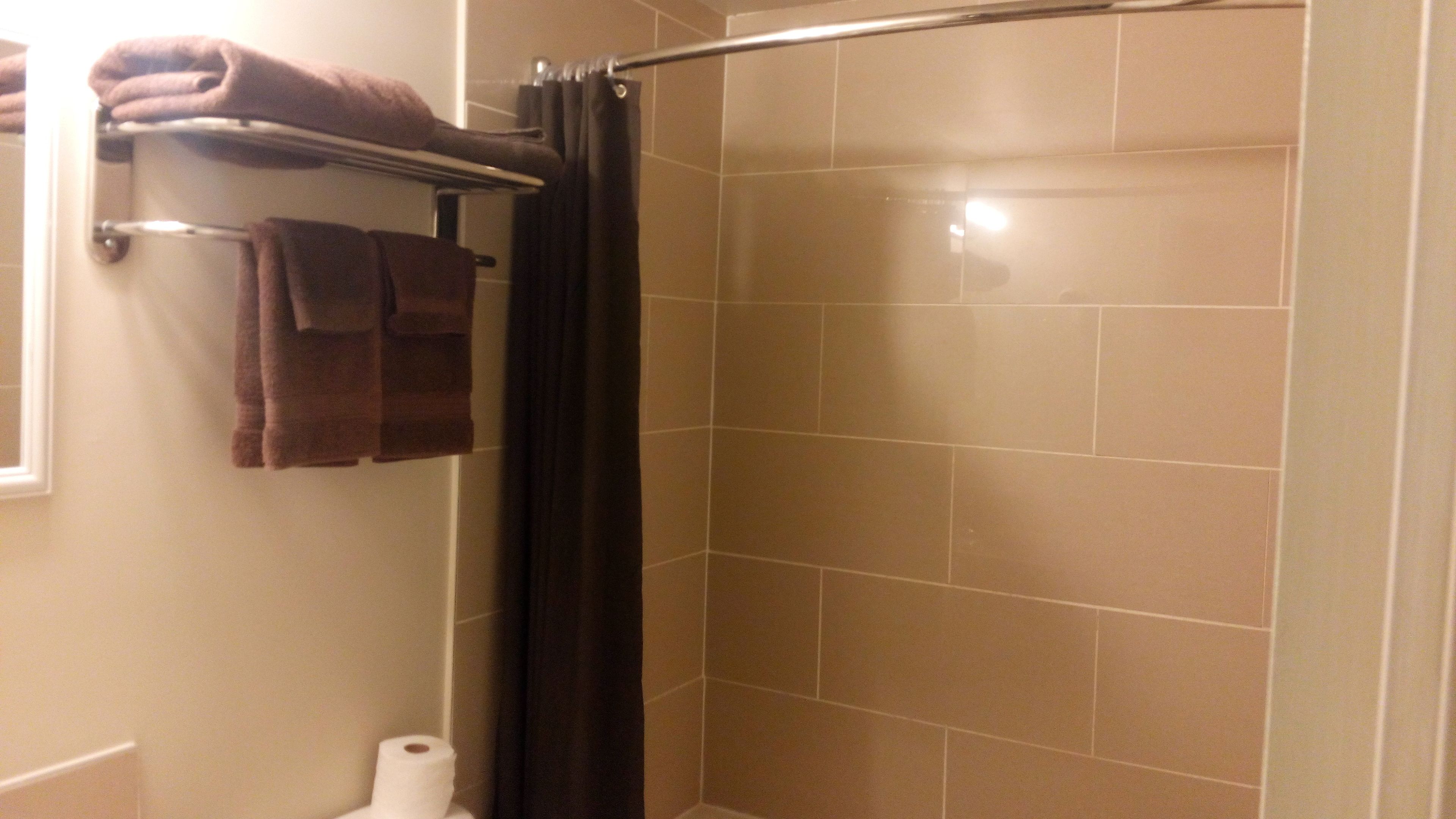 Combined shower/tub, free toiletries