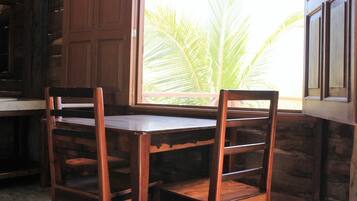 Cabane Tradition, 2 lits doubles, vue océan, en bord de plage | Restauration dans la chambre