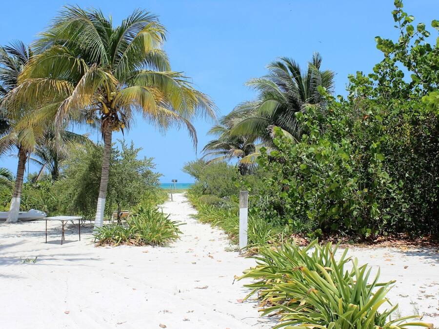 Di pantai, pasir putih, tuala pantai, bola tampar pantai