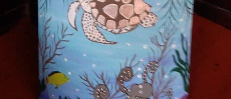 A candle with a sea turtle illustration and text 'CABAVAS EL CUYO'.