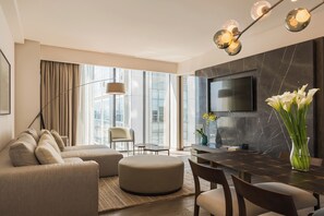 Suite, 1 King Bed (Regency Suite) | Minibar, in-room safe, desk, blackout drapes - Hyatt Regency Andares Guadalajara (Zapopan)