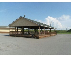 Gazebo - Travel Inn (Marston)