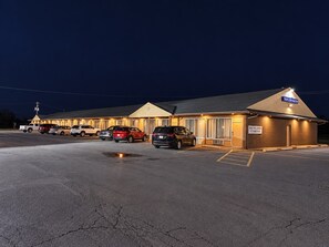 A motel with multiple rooms, a parking lot, and a sign indicating 'Travel Inn Marston.' - Travel Inn Marston I-55 by Hotel O (Marston)
