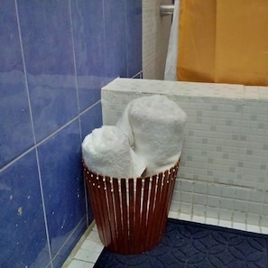 Kamar Double Standar, 1 Tempat Tidur Queen | Kamar mandi | Shower, perlengkapan mandi gratis,  dan handuk