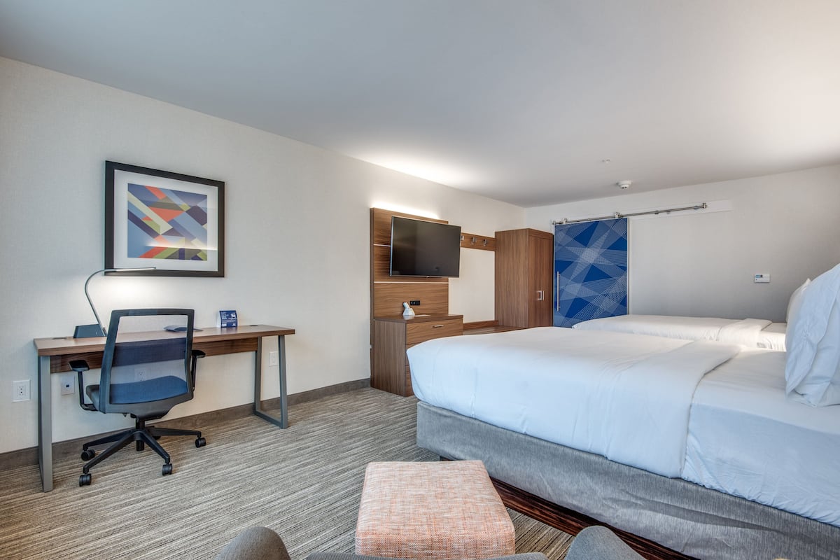 Premium bedding, in-room safe, desk, blackout curtains