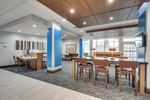 A modern conference room with a large table, chairs, and a television screen. - Holiday Inn Express & Suites Dallas North - Addison by IHG (Dallas)