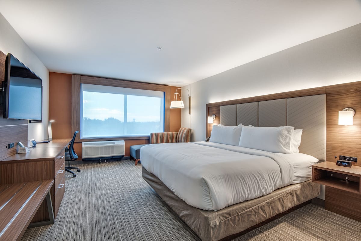 Premium bedding, in-room safe, desk, blackout drapes