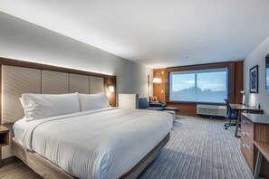 Premium bedding, in-room safe, desk, blackout curtains - Holiday Inn Express & Suites Dallas North - Addison by IHG (Dallas)