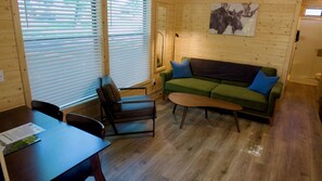 Deluxe Cabin, 1 Queen Bed, Non Smoking, Garden View | Living area