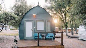 Cabaña económica, 1 habitación, baño compartido | Ropa de cama de alta calidad y camas con efecto memoria 