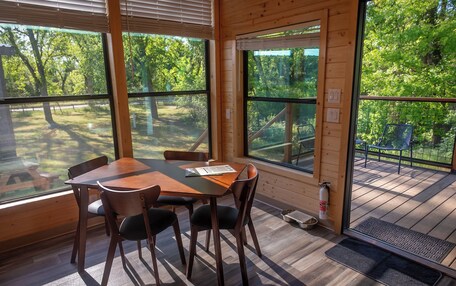 Deluxe Cabin | In-room dining
