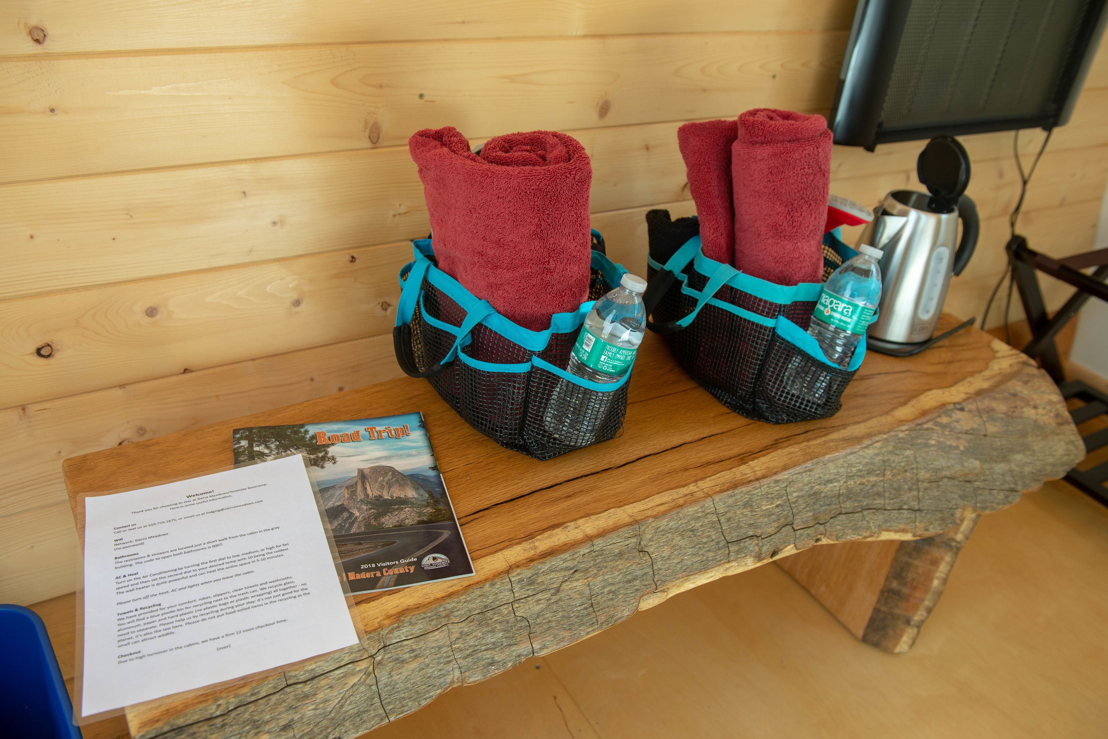 Un banc en bois, avec une brochure et un document.