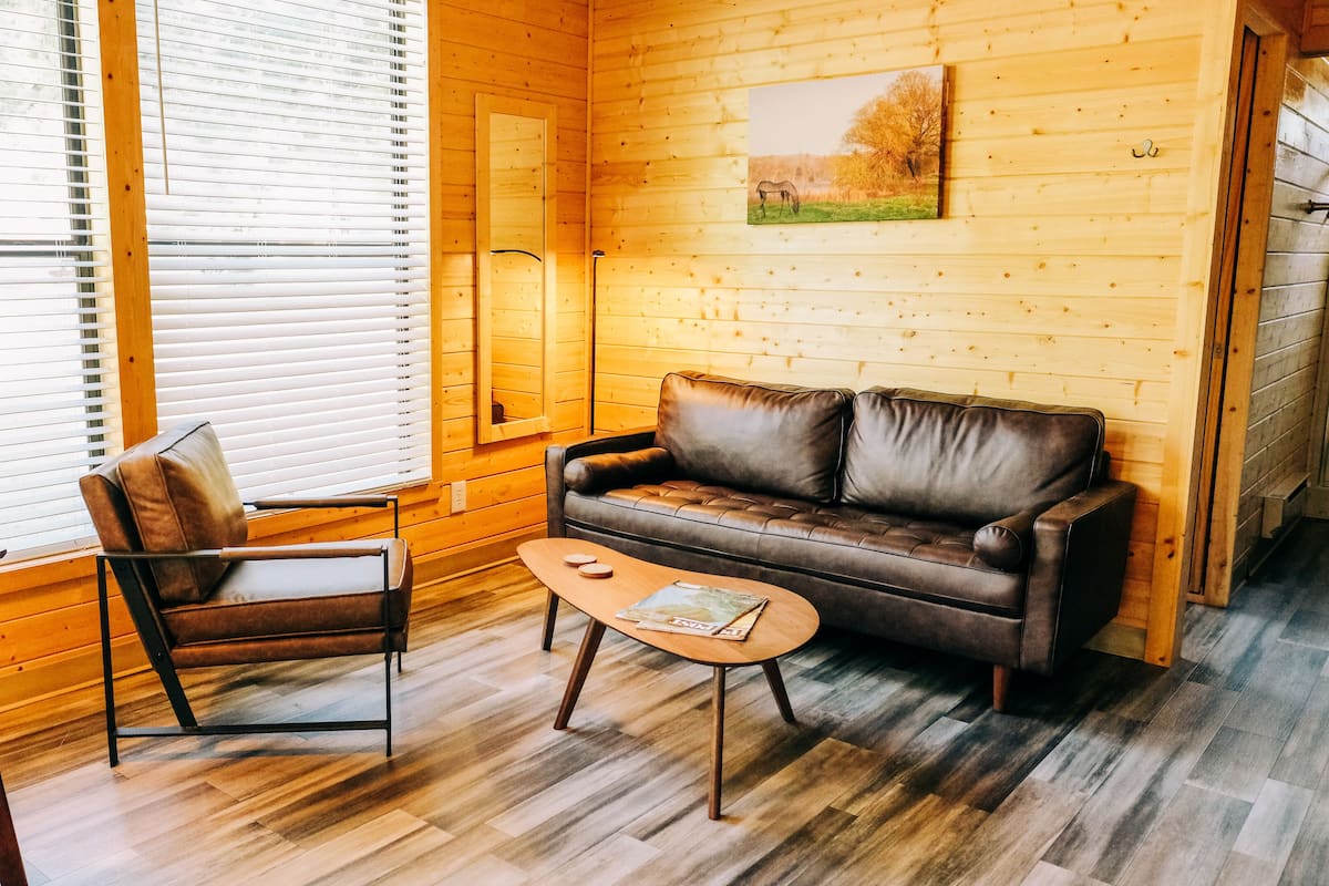 Deluxe-Ferienhütte, 1 Queen-Bett, Nichtraucher, Gartenblick | Wohnbereich