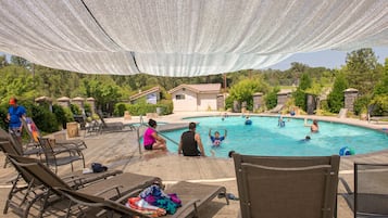 Sæsonbestemt udendørs pool, åben fra kl. 08.00 til kl. 20.00, parasoller