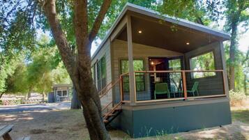 Deluxe Cabin, 1 Queen Bed, Non Smoking, Garden View | Terrace/patio