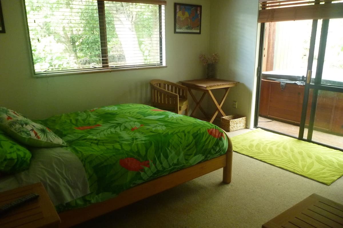 Comfort kamer (Frangipani) | 1 slaapkamer, luxe beddengoed, een bureau, een strijkplank/strijkijzer