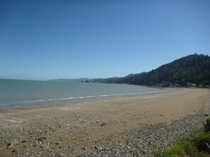 En la playa y kayaks 