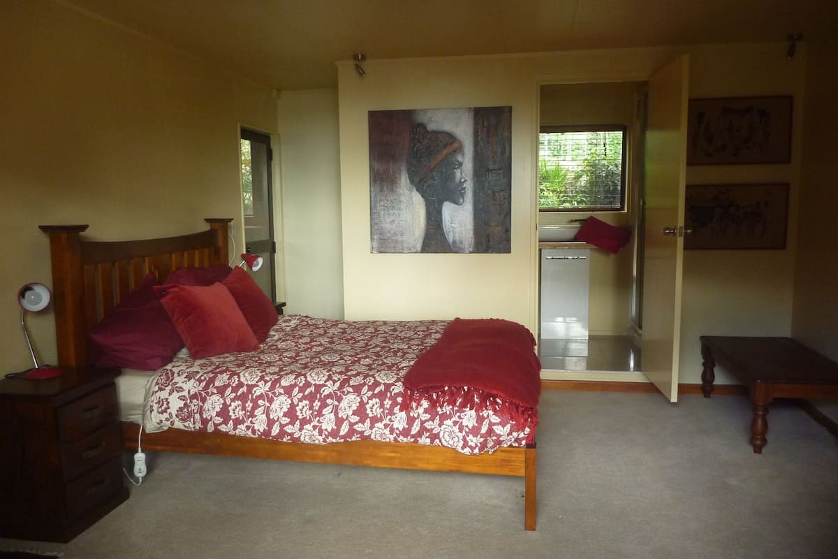 Comfort suite, toegankelijk voor mindervaliden, uitzicht op zee | 1 slaapkamer, luxe beddengoed, een bureau, een strijkplank/strijkijzer