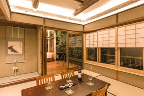 Suite, 2 Bedrooms, Temple Garden View | In-room dining