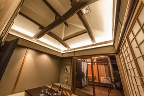 Suite, 2 Bedrooms, Temple Garden View | リビング エリア | 薄型テレビ、タブレット