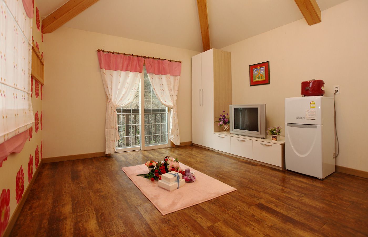 Hibiscus (Separate living room) | Living room | Flat-screen TV