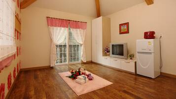 Hibiscus (Separate living room) | Living room | Flat-screen TV