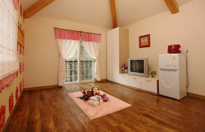 Hibiscus (Separate living room) | Living room | Flat-screen TV