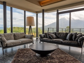 Apartamento de lujo (501, 2 Bedrooms) | Zona de estar | Una televisión de pantalla plana, un reproductor de DVD