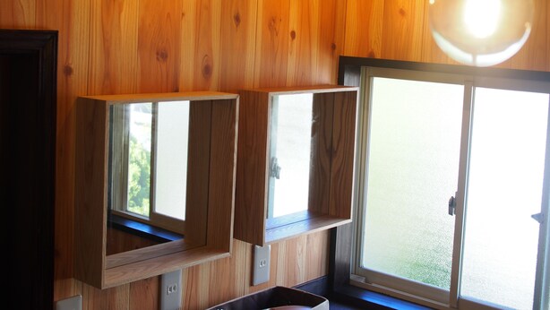 A wooden wall with built-in shelves and a window. - Kikkake Green and Mt.Fuji - Hostel (Fujiyoshida)