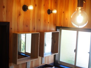 Een houten wand met ingebouwde planken en een raam.