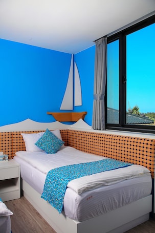 2 habitaciones, cubrecamas y minibar con artículos gratuitos