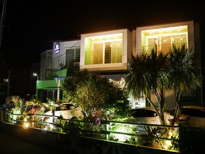 Façade de l’hébergement - soirée/nuit