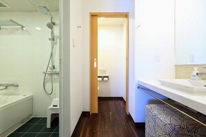 Un baño moderno con ducha, inodoro y lavamanos.