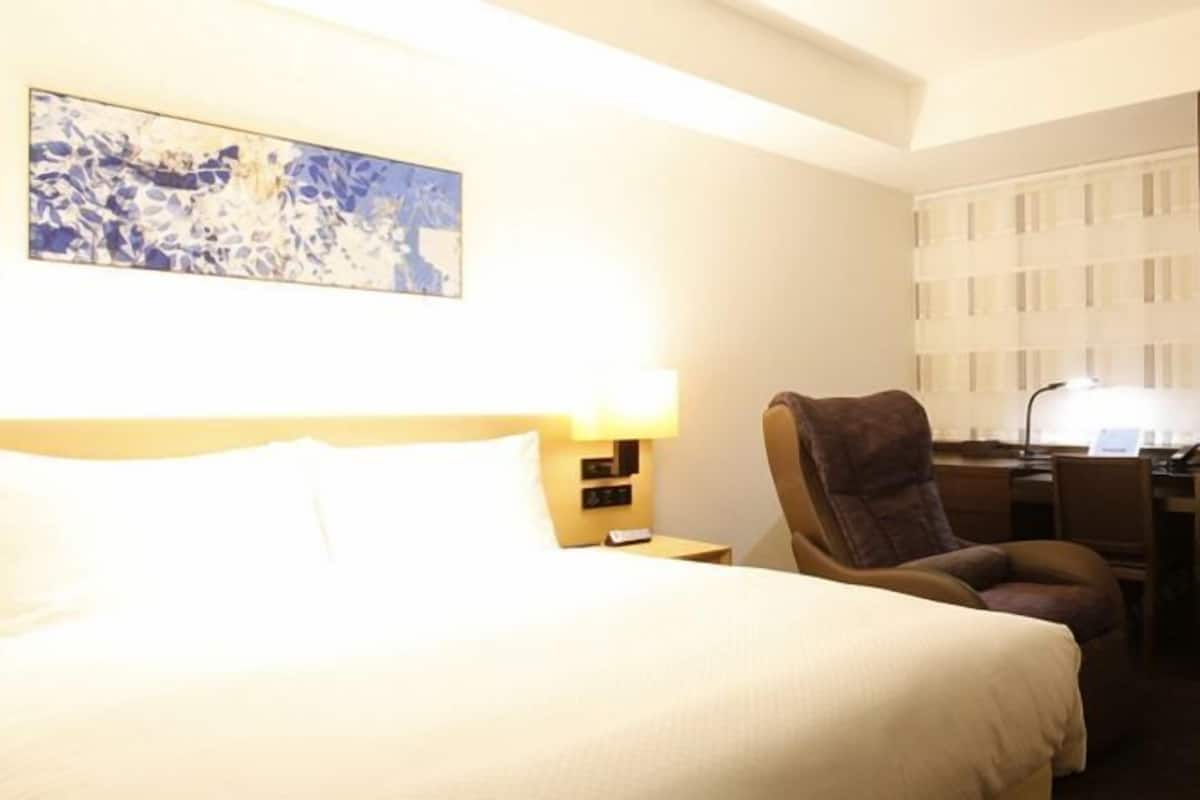 Caja de seguridad en la habitación y tabla de planchar con plancha