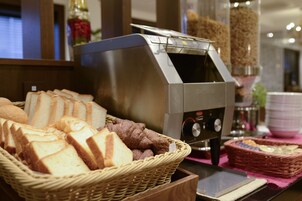 Se ofrece un desayuno bufé (2000 JPY por persona)