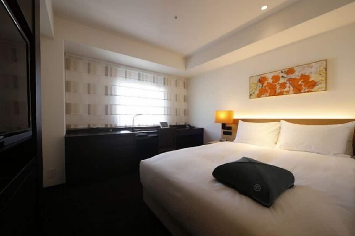 Caja de seguridad en la habitación y tabla de planchar con plancha