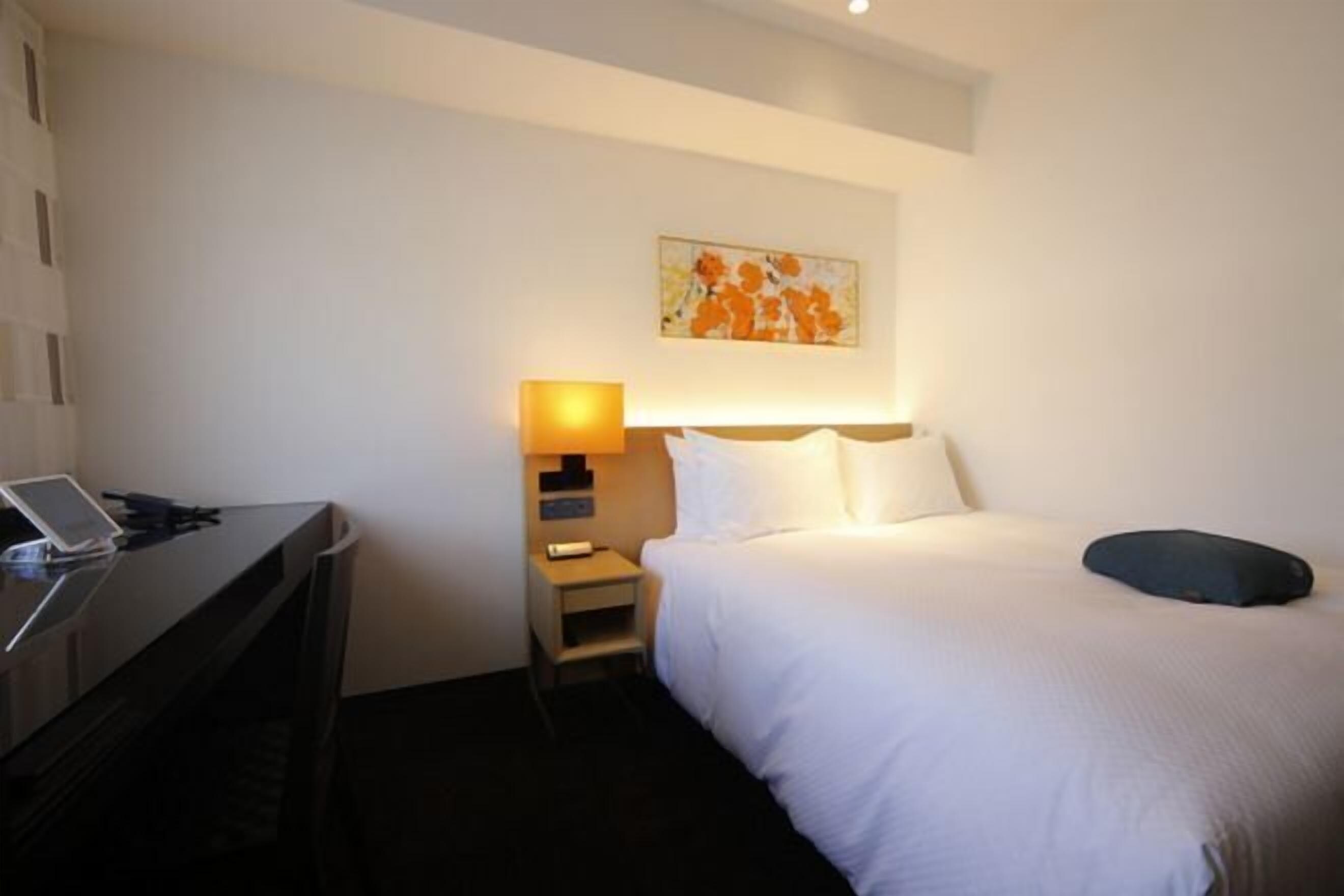 Caja de seguridad en la habitación y tabla de planchar con plancha 