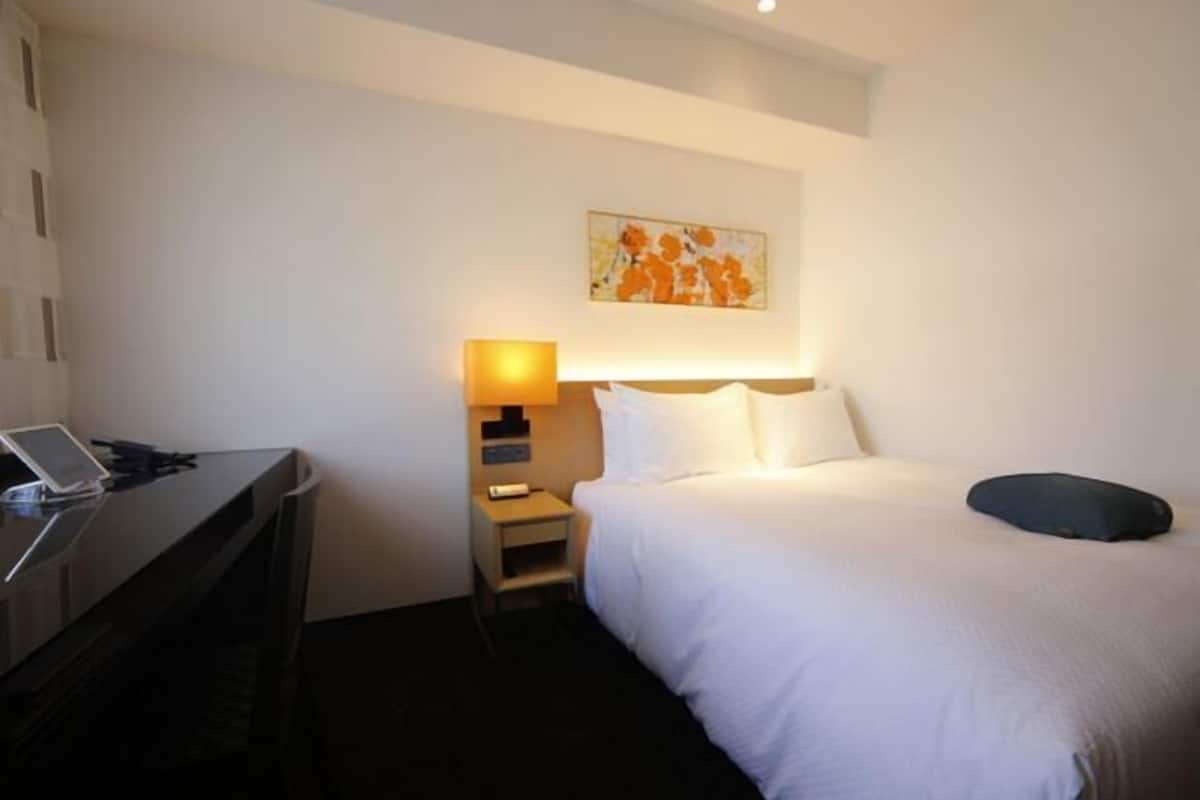 Caja de seguridad en la habitación y tabla de planchar con plancha