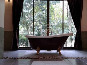 Deep-soaking bathtub