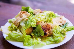 Frühstück, Mittagessen, Abendessen, lokale und internationale Küche