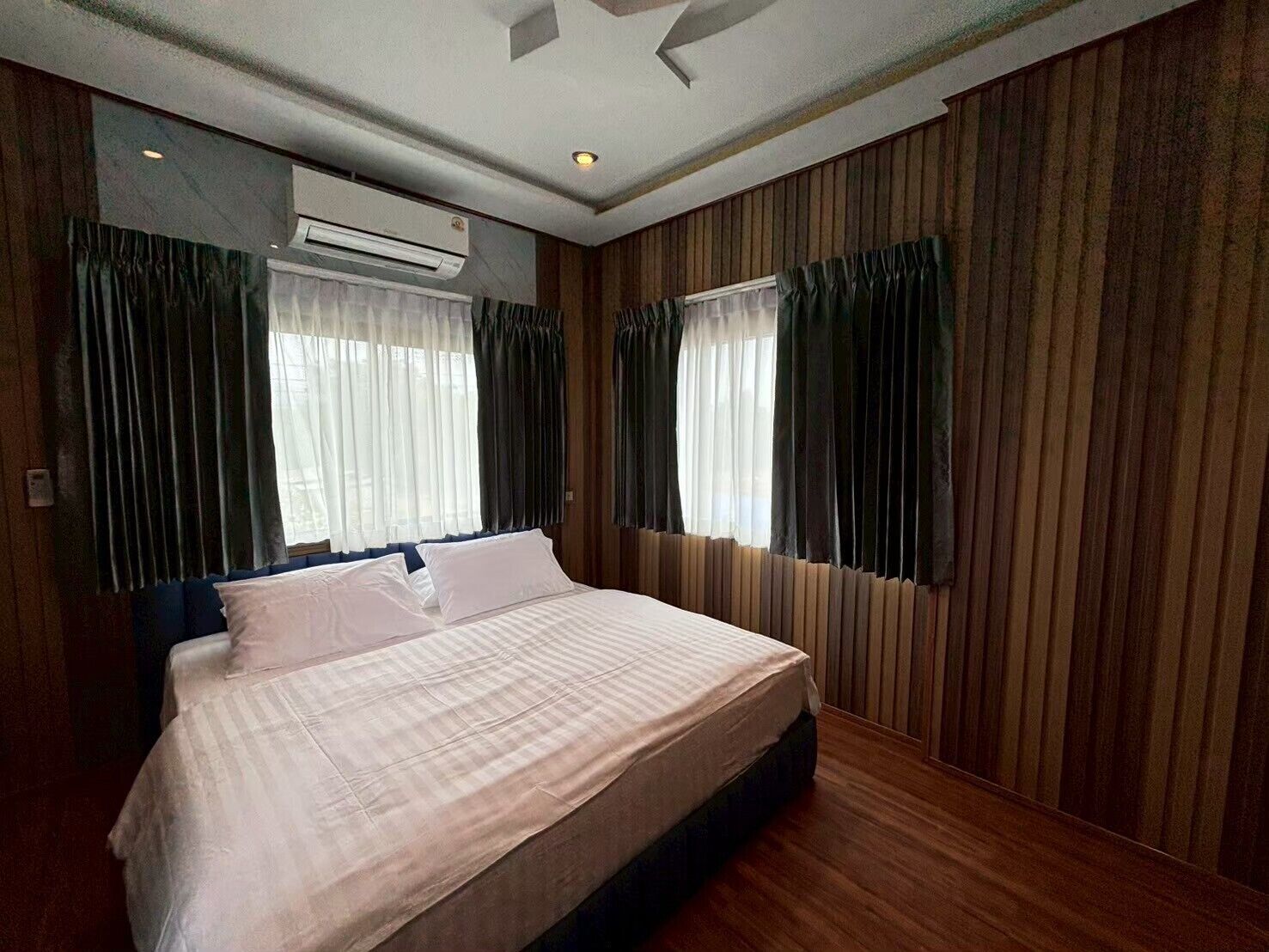 Verduisterende gordijnen, gratis wifi, beddengoed