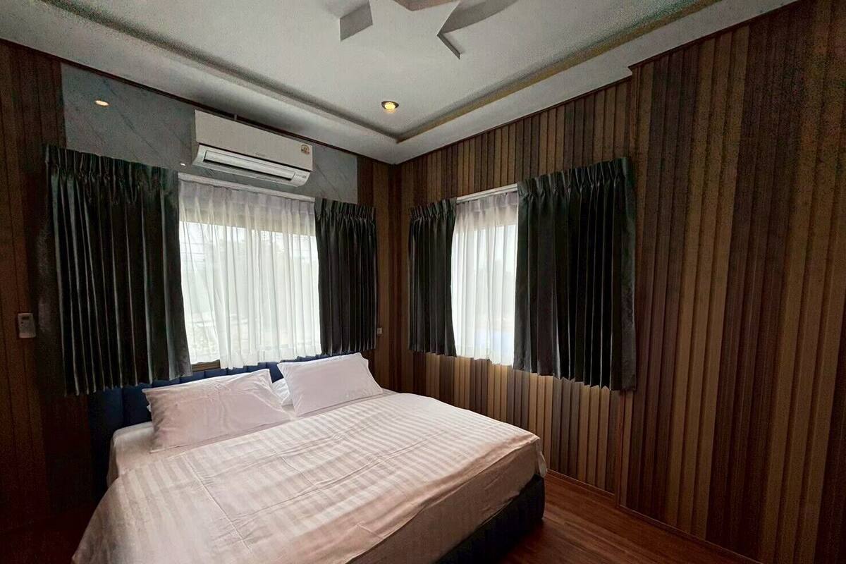 Verduisterende gordijnen, gratis wifi, beddengoed