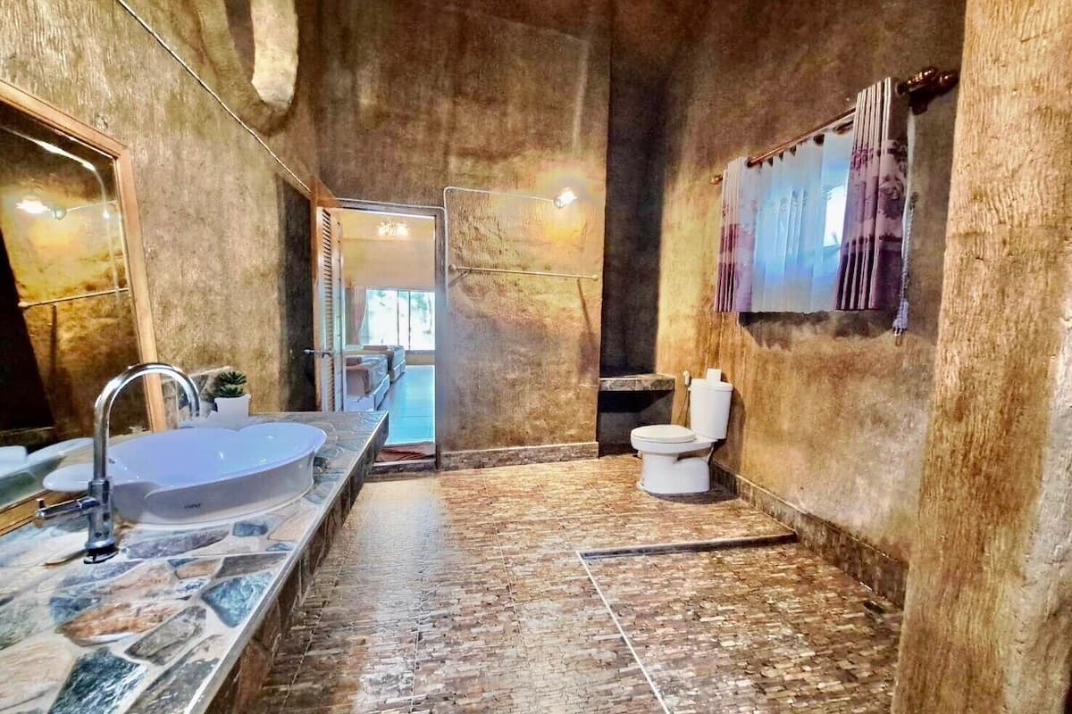 family room | bathroom | free toiletries, hair dryer, slippers, towels