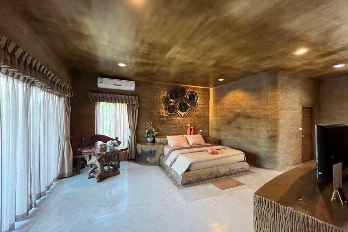 blackout curtains, free wifi, bed sheets