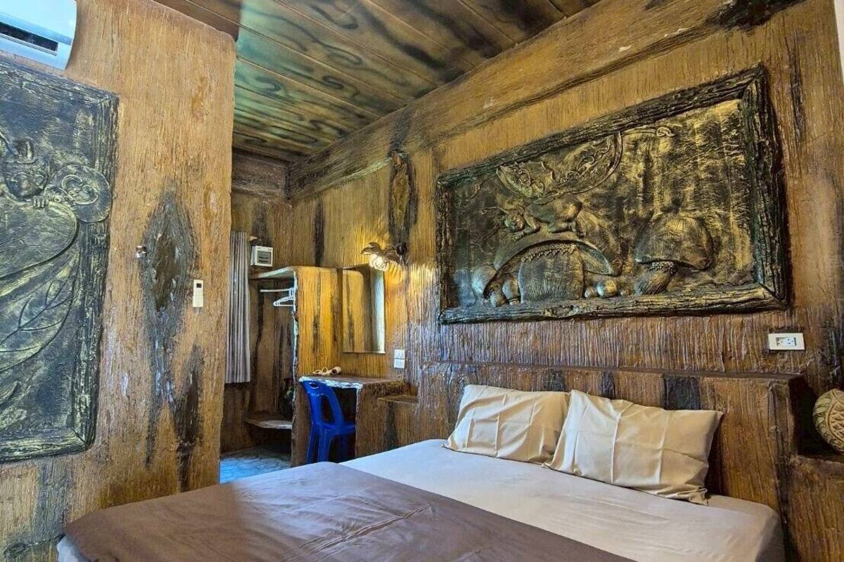 blackout curtains, free wifi, bed sheets