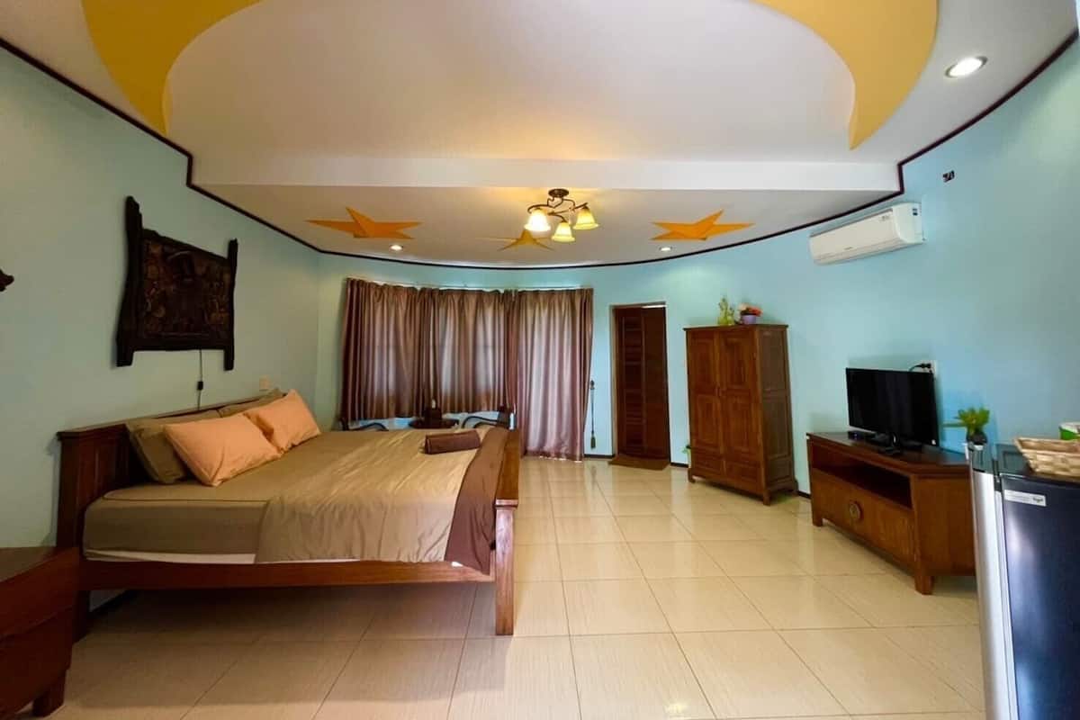 Deluxe Quadruple Room | Langsir/tirai gelap terus, Wi-fi percuma, cadar katil