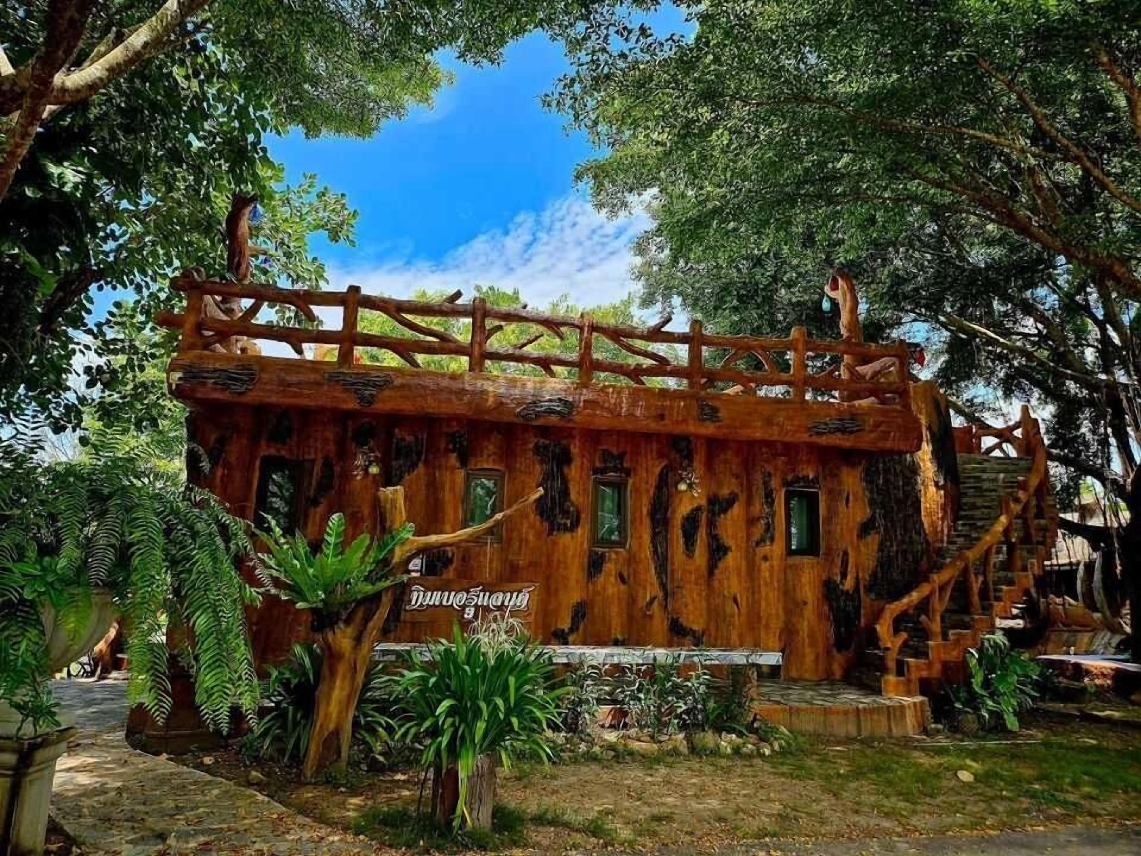 Ein rustikales Holzhaus mit einer Holzdiele und mehreren Fenstern.