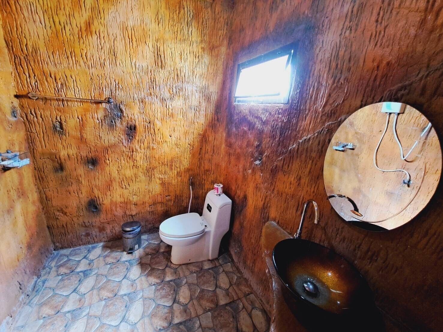 standard room | bathroom | free toiletries, hair dryer, slippers, towels