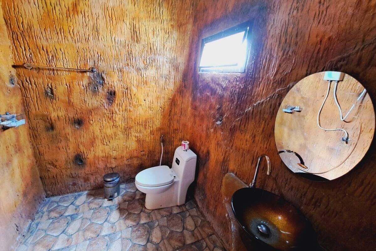 standard room | bathroom | free toiletries, hair dryer, slippers, towels