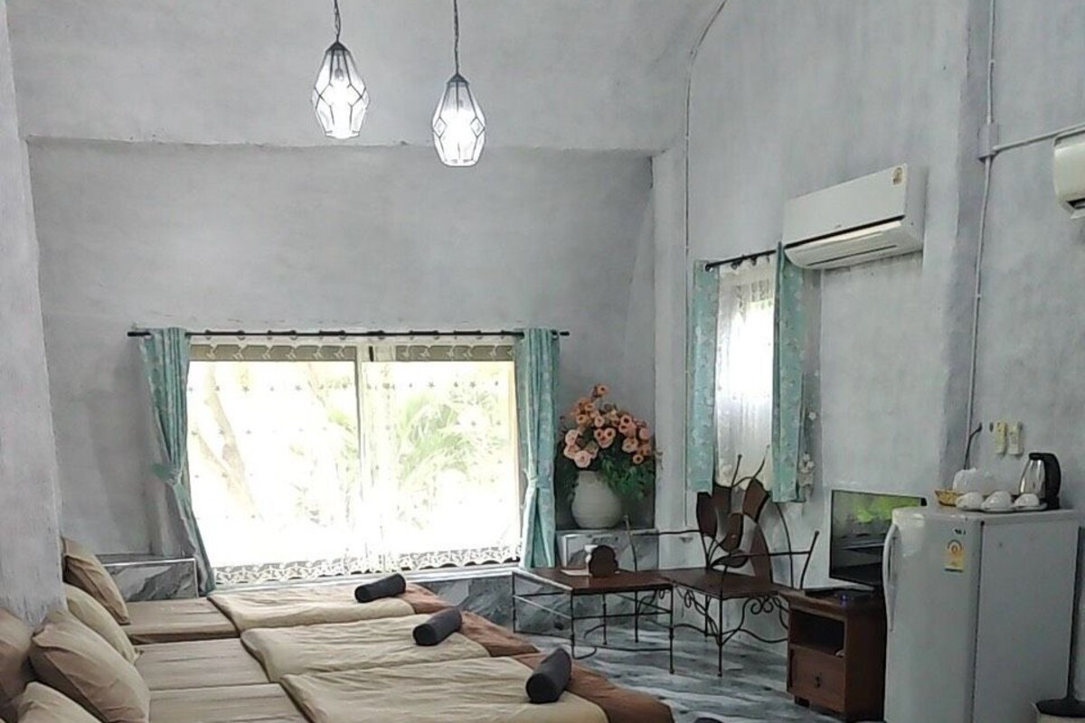 Family Room | Blackout curtains, free WiFi, bed sheets